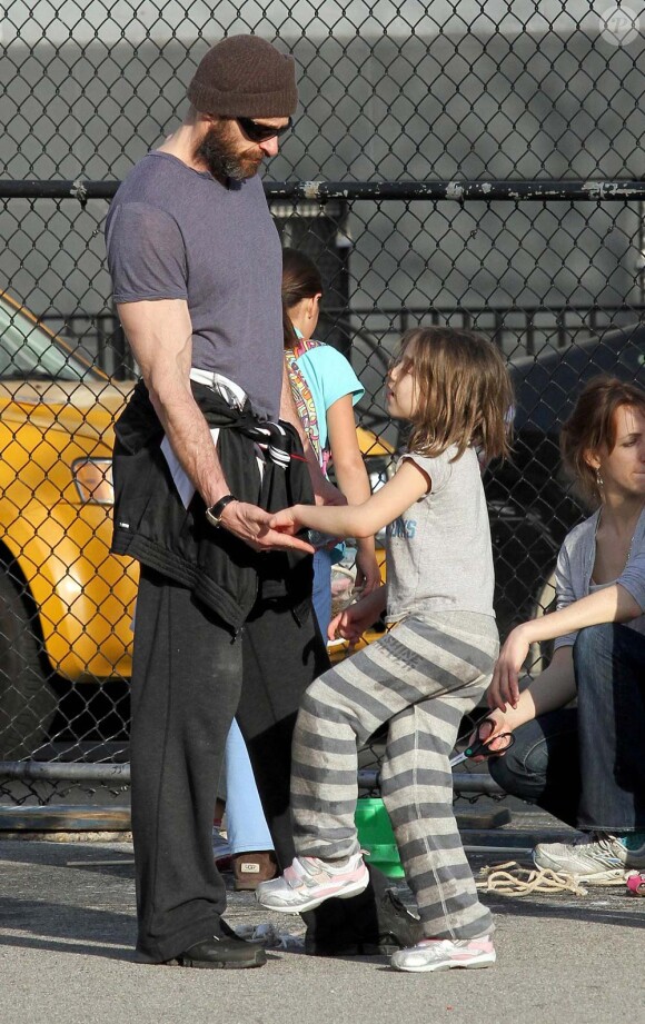 Hugh Jackman et sa fille Ava dans un parc de Manhattan à New York, le 12 mars 2012.