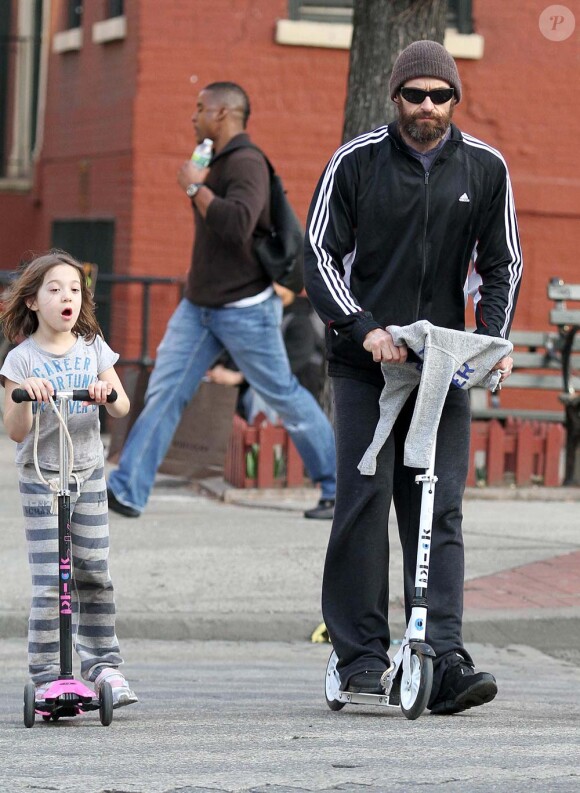 Hugh Jackman et sa fille Ava à trottinette dans les rues de New York, le 12 mars 2012.