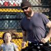Hugh Jackman et sa fille Ava dans un parc de Manhattan à New York, le 12 mars 2012.