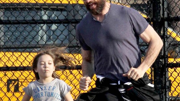 Hugh Jackman : un papa grizzli à la poursuite de sa fille Ava