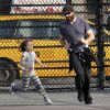 Hugh Jackman et sa fille Ava dans un parc de Manhattan à New York, le 12 mars 2012.