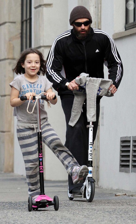 Hugh Jackman et sa fille Ava à trottinette dans les rues de New York, le 12 mars 2012.