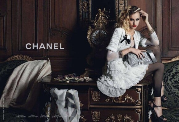 Alice Dellal sur le visuel de campagne de la maison Chanel