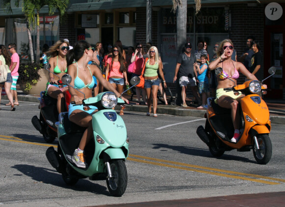 Les actrices de Spring Breakers tournent une scène sur des mobylettes à St-Petersburg, en Floride, le mardi 13 mars 2012.