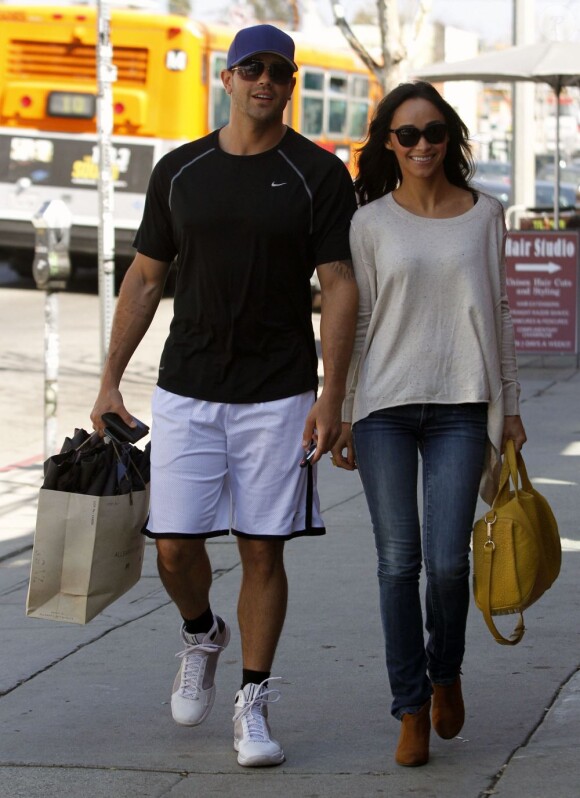 Jesse Metcalfe et sa fiancée Cara Santana en séance shopping romantique à Los Angeles. Le 13 mars 2012.