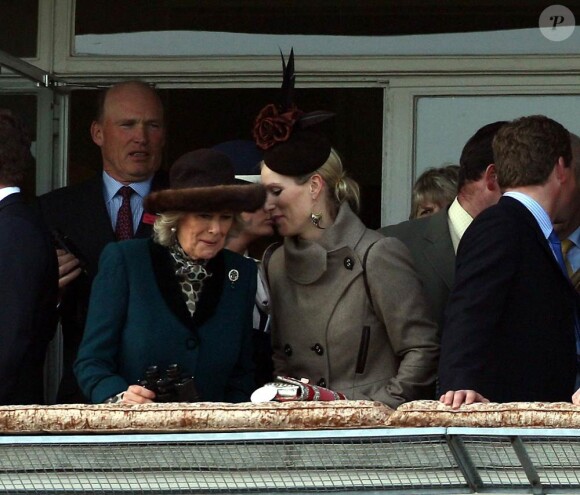 Zara Phillips et Camilla Parker Bowles, très complices dans la tribune royale de Cheltenham, le 14 mars 2012.
Les deux femmes ont assisté ce jour-là avec effroi à la chute de Wishful Thinking et du jockey Richard Johnson, ex-petit ami (1998-2003) de Zara.