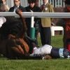 Effroyable chute au second jour de courses à Cheltenham, le 14 mars 2012. Au lendemain d'une première journée marquée par trois euthanasies, plus de peur que de mal heureusement pour le cheval (Wishful Thinking) et le jockey (Richard Johnson).
Zara Phillips a assisté avec effroi, au 2e jour de courses à Cheltenham le 14 mars 2012, à la chute de Wishful Thinking et du jockey Richard Johnson, son ex-petit ami (1998-2003).