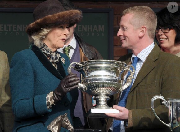 Camilla Parker Bowles a remis le trophée de la National Hunt au 2e jour de courses à Cheltenham le 14 mars 2012.