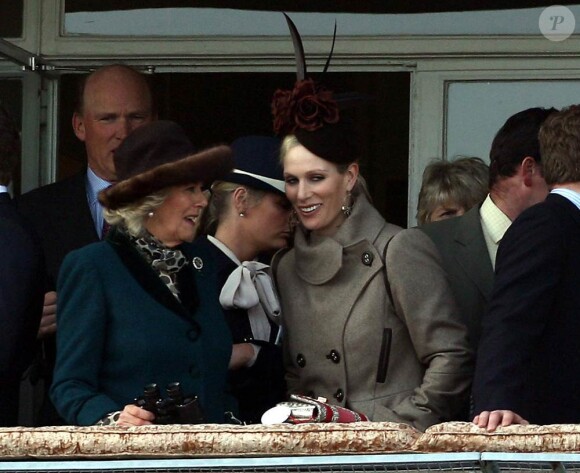 Zara Phillips très complice avec Camilla Parker Bowles dans la tribune royale de Cheltenham, le 14 mars 2012.
Les deux femmes ont assisté ce jour-là avec effroi à la chute de Wishful Thinking et du jockey Richard Johnson, ex-petit ami (1998-2003) de Zara.