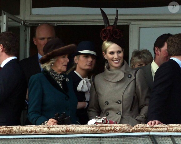 Zara Phillips très complice avec Camilla Parker Bowles dans la tribune royale de Cheltenham, le 14 mars 2012.
Les deux femmes ont assisté ce jour-là avec effroi à la chute de Wishful Thinking et du jockey Richard Johnson, ex-petit ami (1998-2003) de Zara.