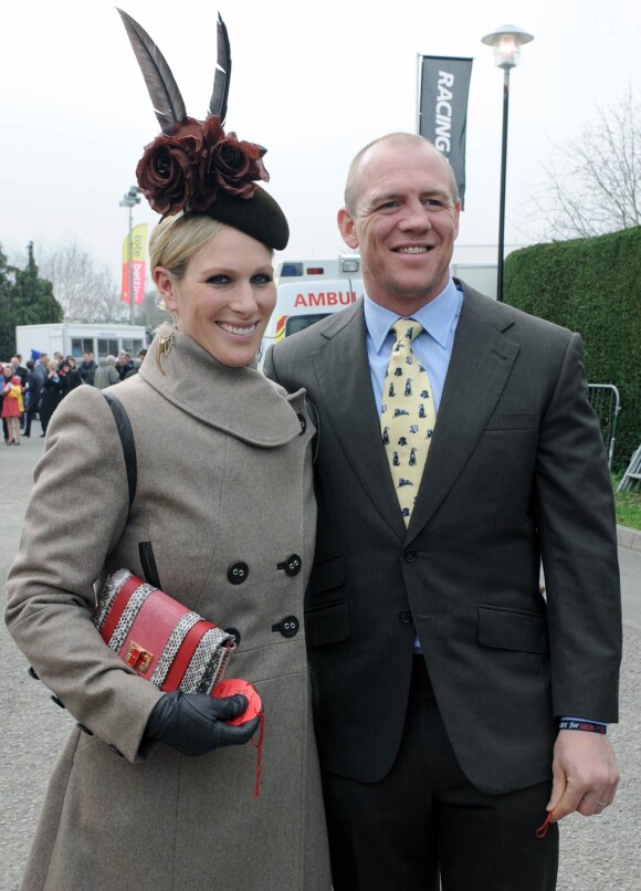 Zara Phillips et son mari Mike Tindall à Cheltenham le 14 mars 2012.
Zara Phillips a assisté avec effroi, au 2e jour de courses à Cheltenham le 14 mars 2012, à la chute de Wishful Thinking et du jockey Richard Johnson, son ex-petit ami (1998-2003).