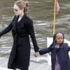 Angelina Jolie et ses filles Zahara, 7 ans, et Shiloh, 5 ans, sur une péniche à Amsterdam, le 14 mars 2012.