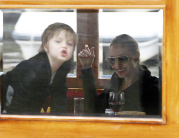 Angelina Jolie et ses filles Zahara, 7 ans, et Shiloh, 5 ans, sur une péniche à Amsterdam, le 14 mars 2012.