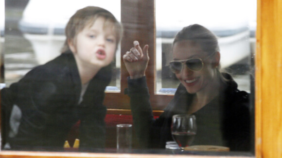 Angelina Jolie avec ses filles survoltées à Amsterdam, Shiloh trop craquante !