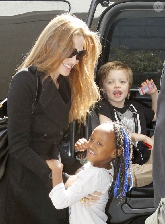 Angelina Jolie, Zahara et Shiloh quittent Los Angeles, direction Amsterdam - le 12 mars 2012.