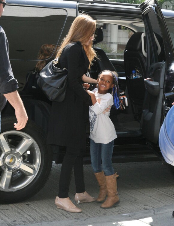 Angelina Jolie embarque de l'aéroport de L.A. avec ses deux filles aînées Zahara et Shiloh, destination Amsterdam le 13 mars 2012