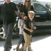 Angelina Jolie embarque de l'aéroport de L.A. avec ses deux filles aînées Zahara et Shiloh, destination Amsterdam le 13 mars 2012