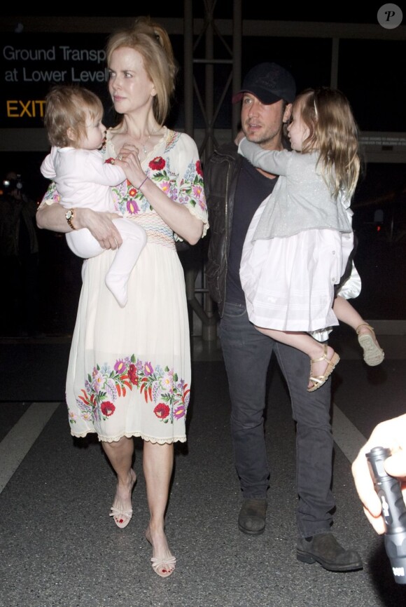 Nicole Kidman en famille avec son mari Keith Urban et leurs filles Sunday et Faith à l'aéroport de Los Angeles, le 14 mars 2012.