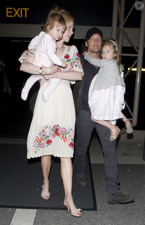 Nicole Kidman en famille avec son mari Keith Urban et leurs filles Sunday et Faith à l'aéroport de Los Angeles, le 14 mars 2012.