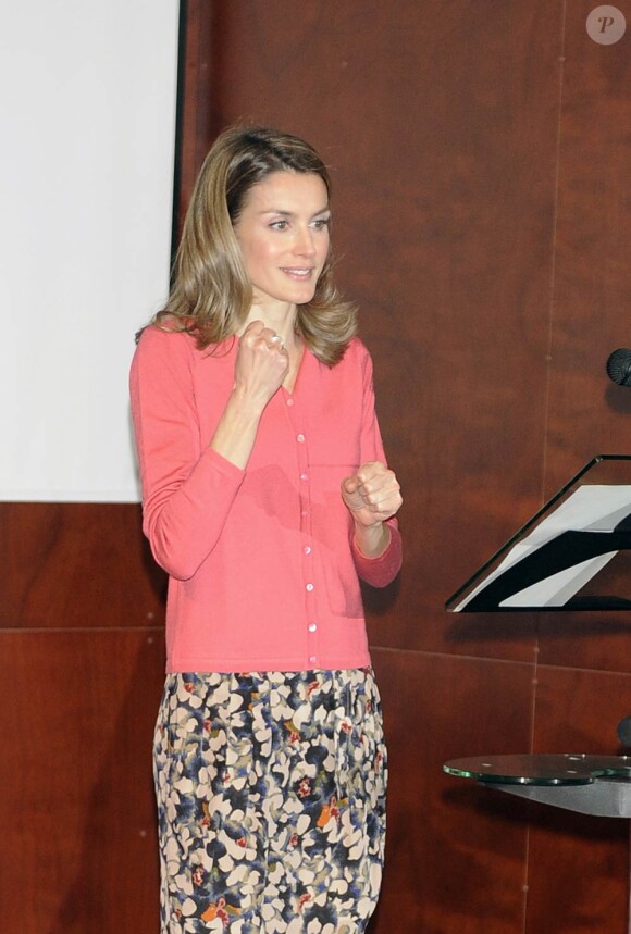 La princesse Letizia d'Espagne a achevé son discours en langue des  signes, maîtresse de cérémonie des CNSE Awards, prix remis par la  Confédération espagnole des personnes sourdes, le 15 mars 2012.