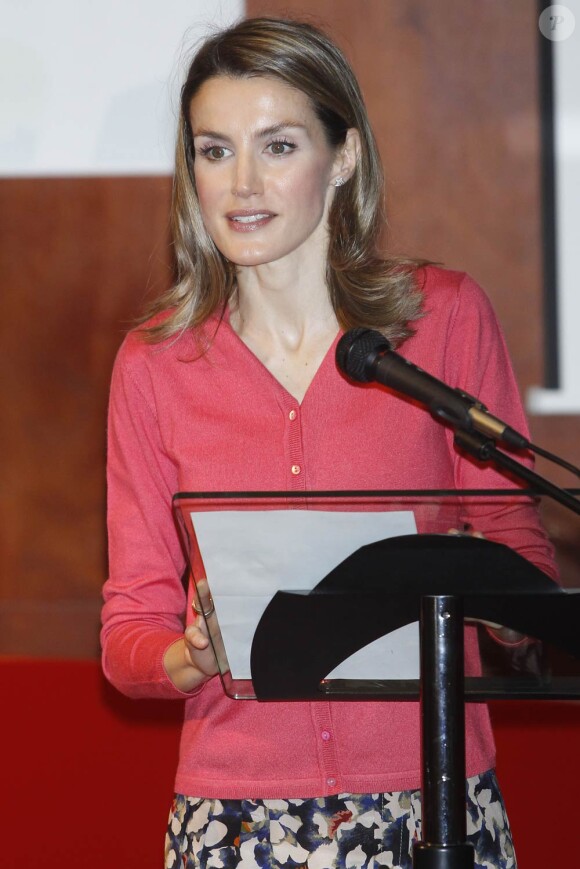 La princesse Letizia d'Espagne était maîtresse de cérémonie des CNSE Awards, prix remis par la Confédération espagnole des personnes sourdes, le 15 mars 2012.