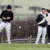 Carlos Tevez sur un parcours de golf du Cheshire avec sa femme Vanesa Mansillo, le 16 mars 2012, au lendemain de l'élimination de son club de Manchester City de Ligue Europa. L'Argentin, banni depuis septembre 2011, s'apprête à faire son retour dans l'équipe.