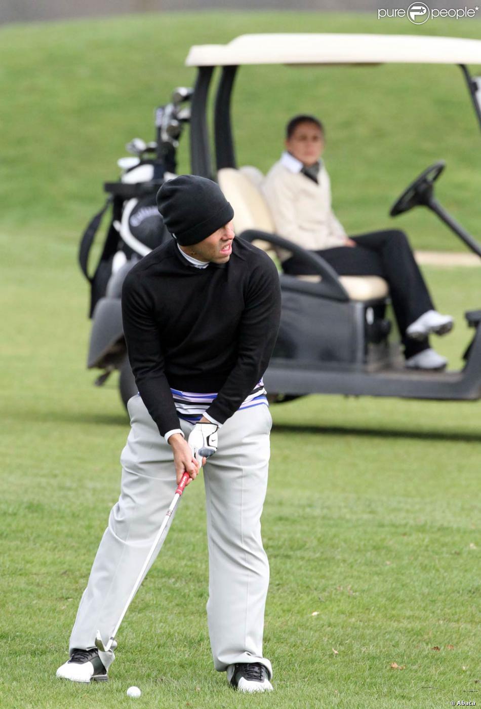 Carlos Tevez joue au golf avec sa femme Vanesa Mansillo ...