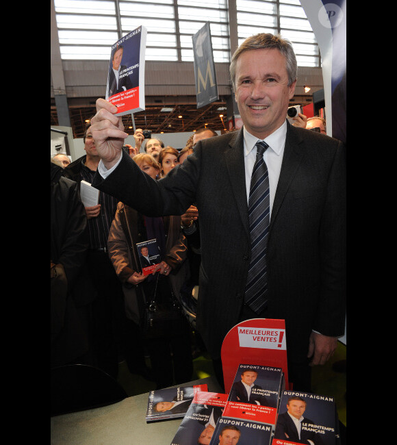 Nicolas Dupont-Aignan signe quelques exemplaires de son livre au Salon du Livre de Paris, le samedi 17 mars 2012.