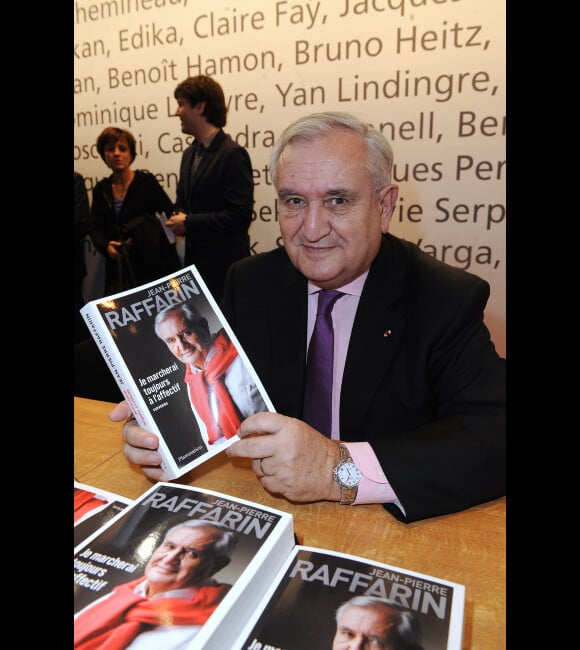 Jean-Pierre Raffarin signe quelques exemplaires de son livre au Salon du Livre de Paris, le samedi 17 mars 2012.