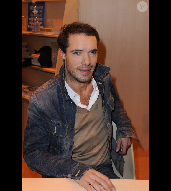 Nicolas Bedos signe quelques exemplaires de son livre au Salon du Livre de Paris, le samedi 17 mars 2012.
