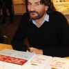 Frédéric Beigbeder signe quelques exemplaires de son livre au Salon du Livre de Paris, le samedi 17 mars 2012.