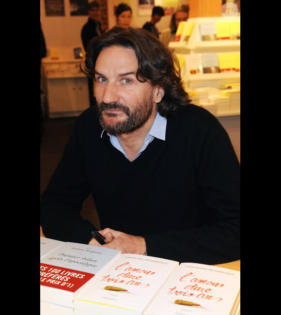 Frédéric Beigbeder signe quelques exemplaires de son livre au Salon du Livre de Paris, le samedi 17 mars 2012.