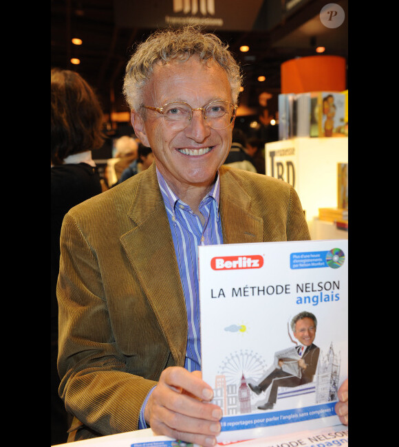 Nelson Monfort signe quelques exemplaires de son livre au Salon du Livre de Paris, le samedi 17 mars 2012.