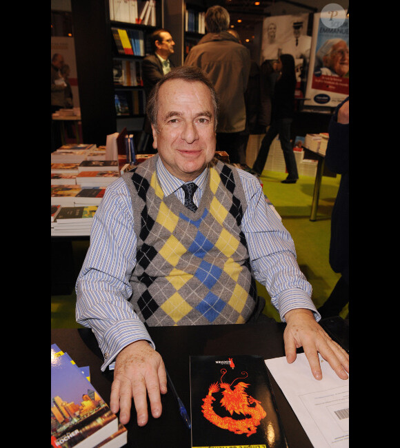 Paul-Loup Sulitzer signe quelques exemplaires de son livre au Salon du Livre de Paris, le samedi 17 mars 2012.