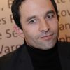 Benoît Hamon signe quelques exemplaires de son livre au Salon du Livre de Paris, le samedi 17 mars 2012.