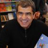 Daniel Picouly signe quelques exemplaires de son livre au Salon du Livre de Paris, le samedi 17 mars 2012.