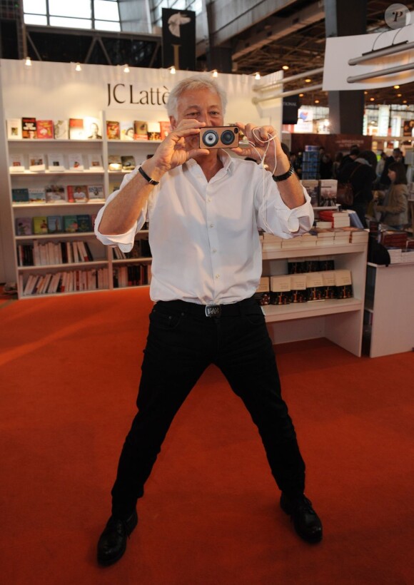 Laurent Boyer signe quelques exemplaires de son livre au Salon du Livre de Paris, le samedi 17 mars 2012.