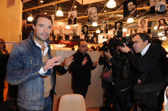 Nicolas Bedos signe quelques exemplaires de son livre au Salon du Livre de Paris, le samedi 17 mars 2012.