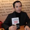 Benoît Hamon signe quelques exemplaires de son livre au Salon du Livre de Paris, le samedi 17 mars 2012.