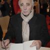 Charles Aznavour signe quelques exemplaires de son livre au Salon du Livre de Paris, le samedi 17 mars 2012.