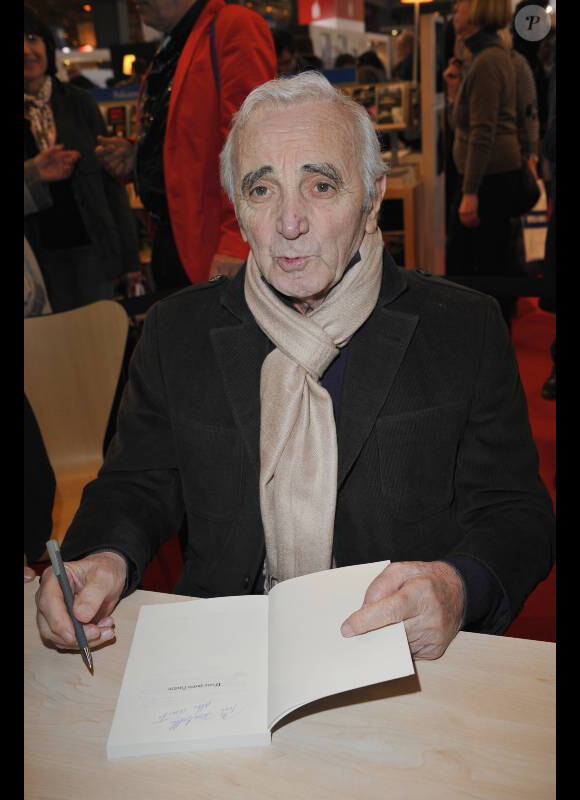 Charles Aznavour signe quelques exemplaires de son livre au Salon du Livre de Paris, le samedi 17 mars 2012.
