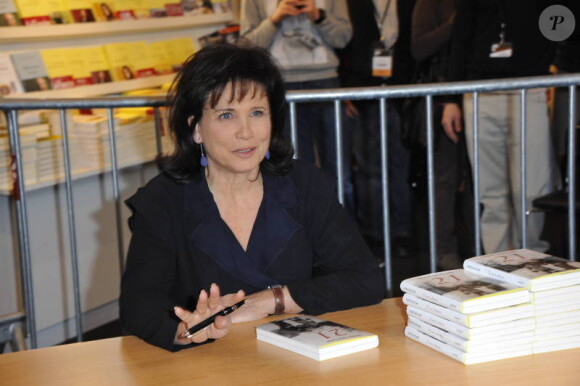 Anne Sinclair signe quelques exemplaires de son livre au Salon du Livre de Paris, le samedi 17 mars 2012.