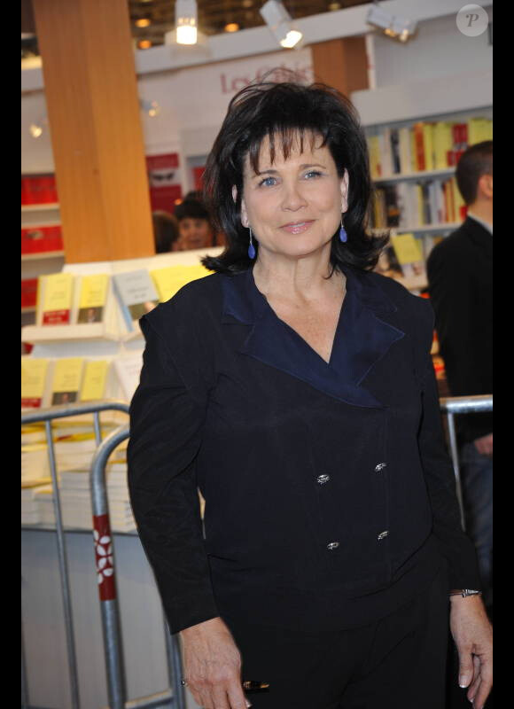 Anne Sinclair signe quelques exemplaires de son livre au Salon du Livre de Paris, le samedi 17 mars 2012.