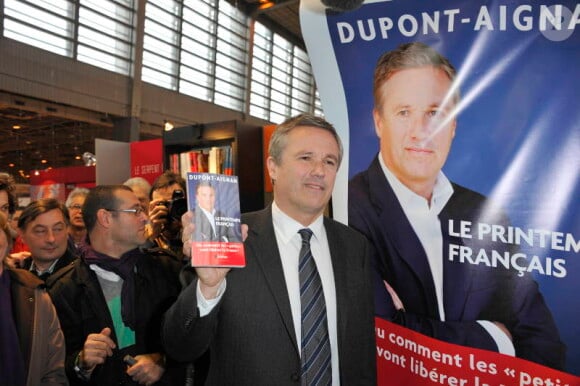 Nicolas Dupont-Aignan signe quelques exemplaires de son livre au Salon du Livre de Paris, le samedi 17 mars 2012.
