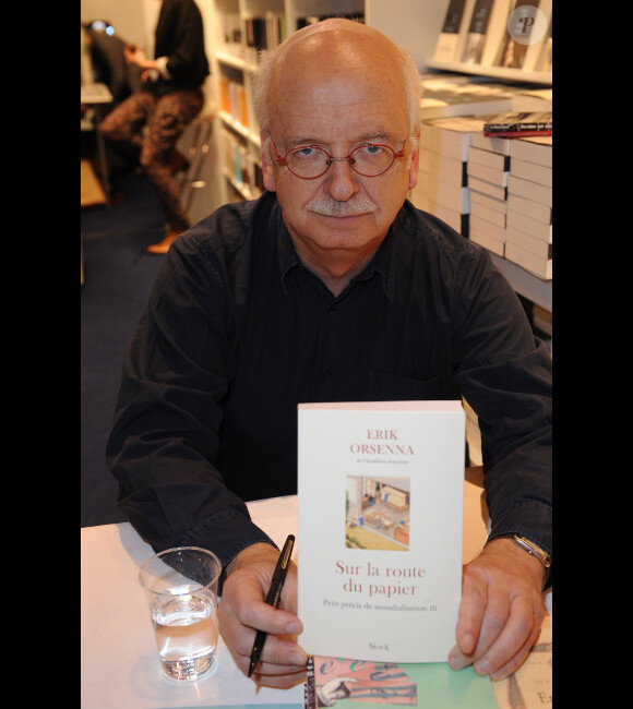 Erik Orsenna signe quelques exemplaires de son livre au Salon du Livre de Paris, le samedi 17 mars 2012.