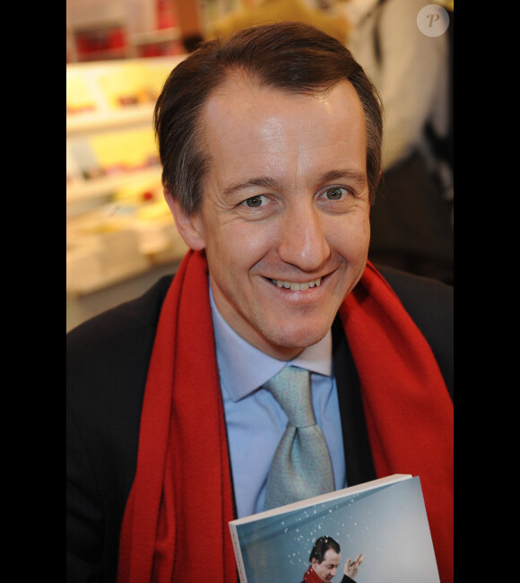 Christophe Barbier signe quelques exemplaires de son livre au Salon du Livre de Paris, le samedi 17 mars 2012.