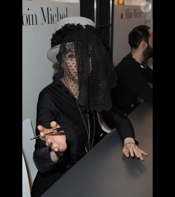 Amélie Nothomb signe quelques exemplaires de son livre au Salon du Livre de Paris, le vendredi 16 mars 2012. 