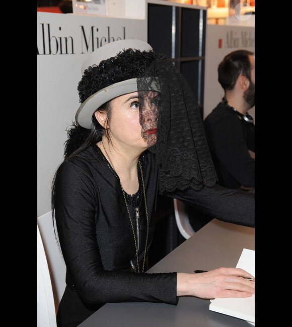 Amélie Nothomb signe quelques exemplaires de son livre au Salon du Livre de Paris, le vendredi 16 mars 2012. 