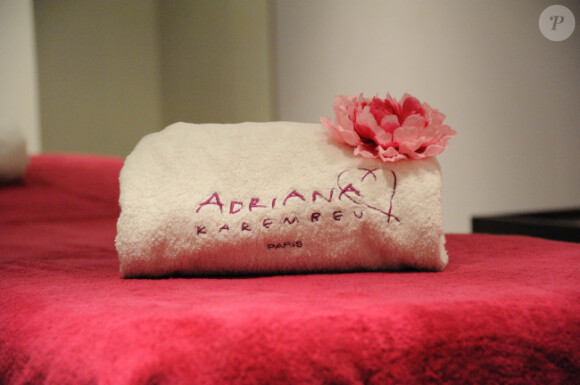 Adriana Karembeu a lancé ses nouveaux parfums à Paris le 16 novembre 2011 dans son spa parisien