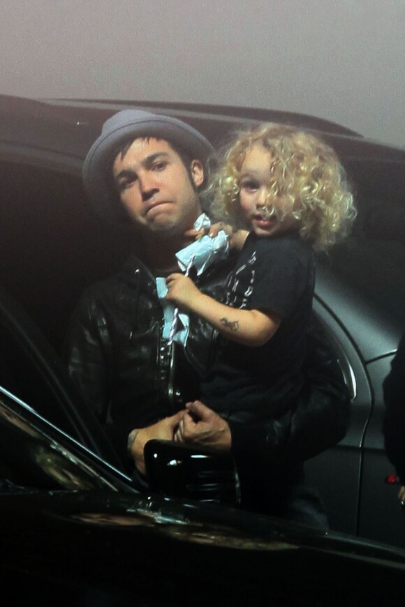Pete Wentz et son fils Bronx à Los Angeles, le 18 mars 2012.